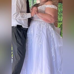 Elegant White Off-Shoulder Lace Wedding Dress